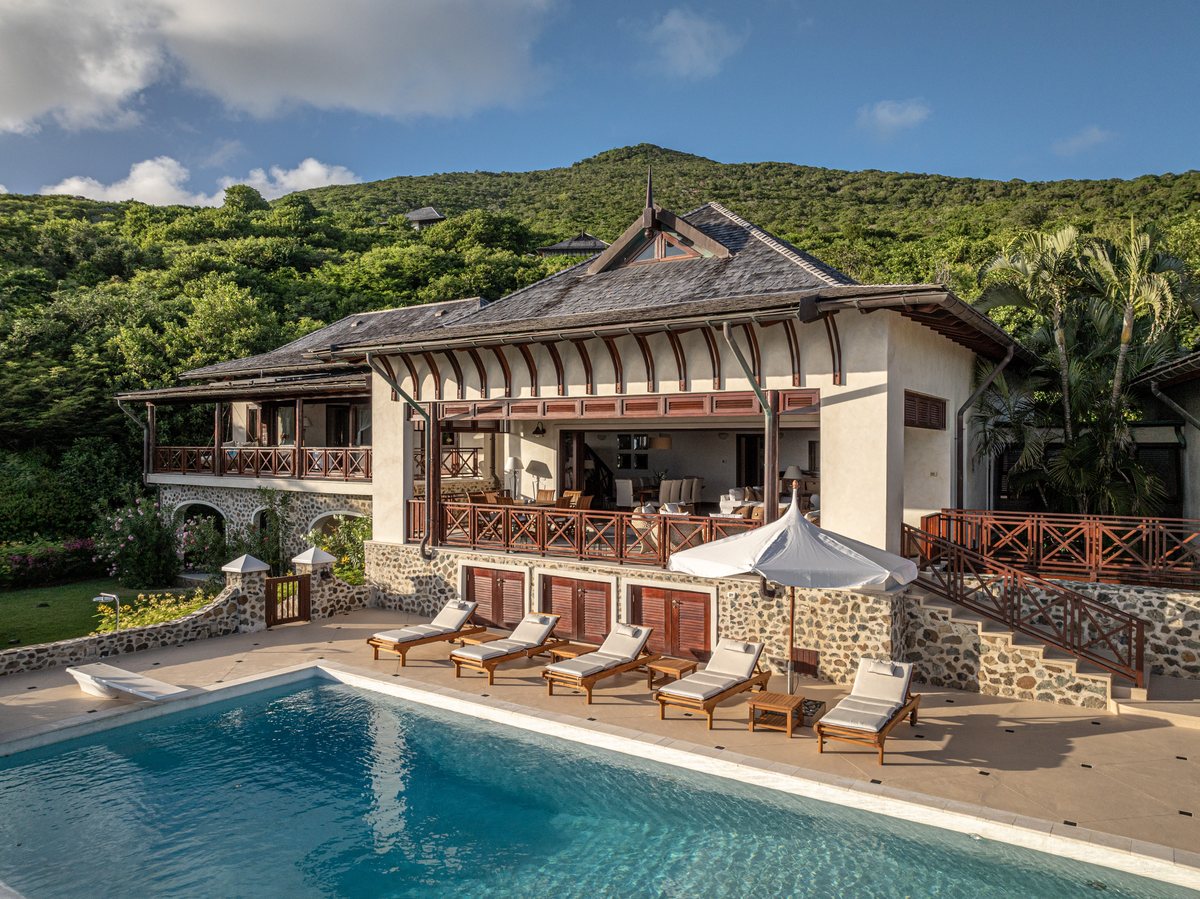 Big Blue Ocean, the pool and the villa