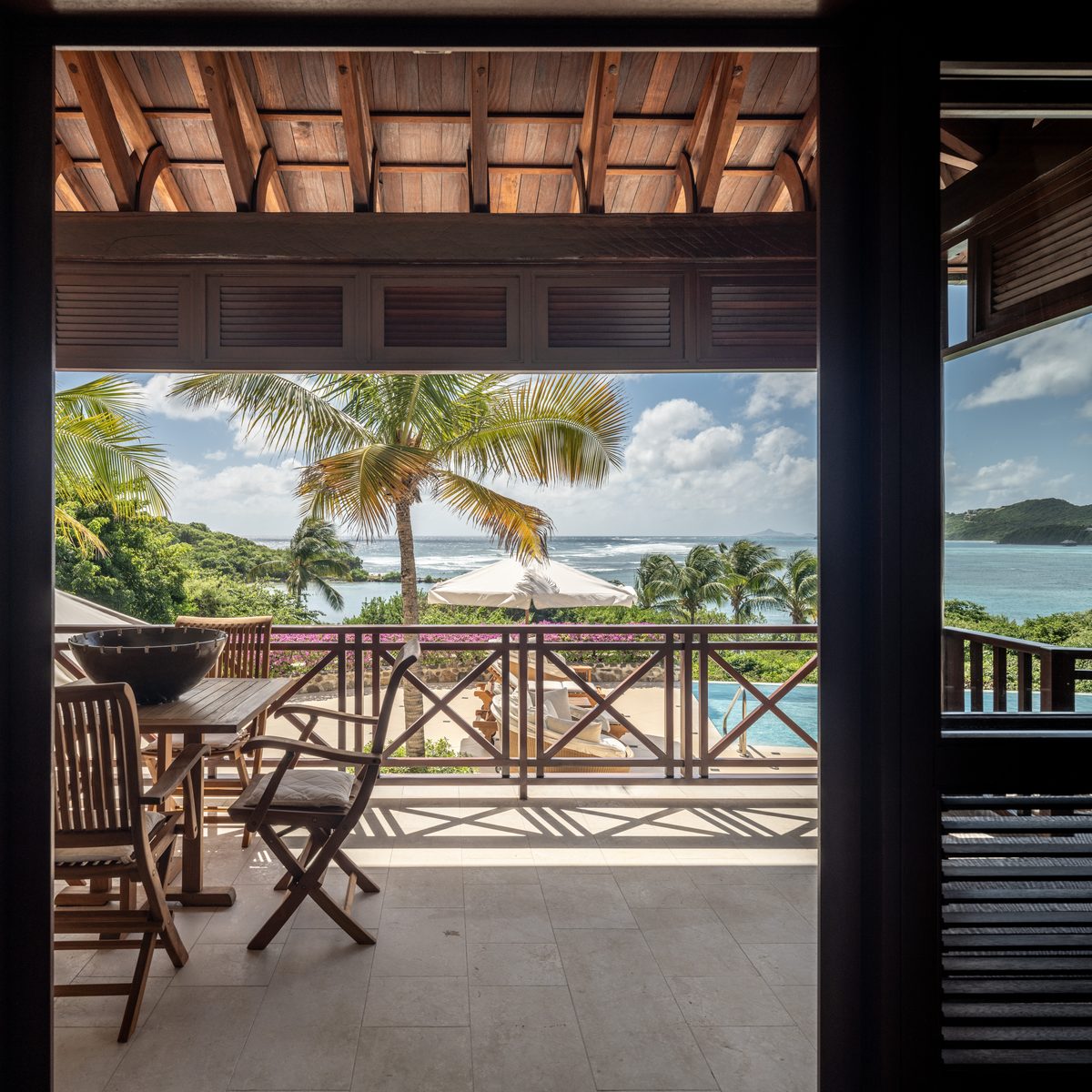 Big Blue Ocean, a veranda