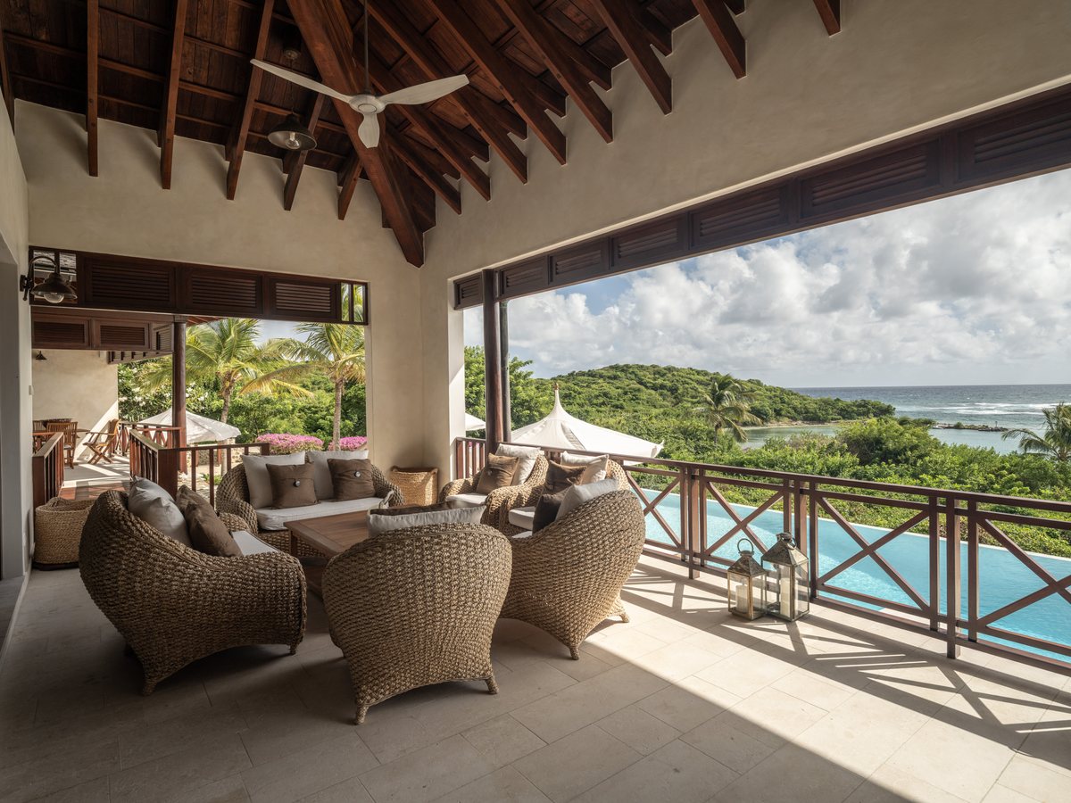 Big Blue Ocean, the covered terrace