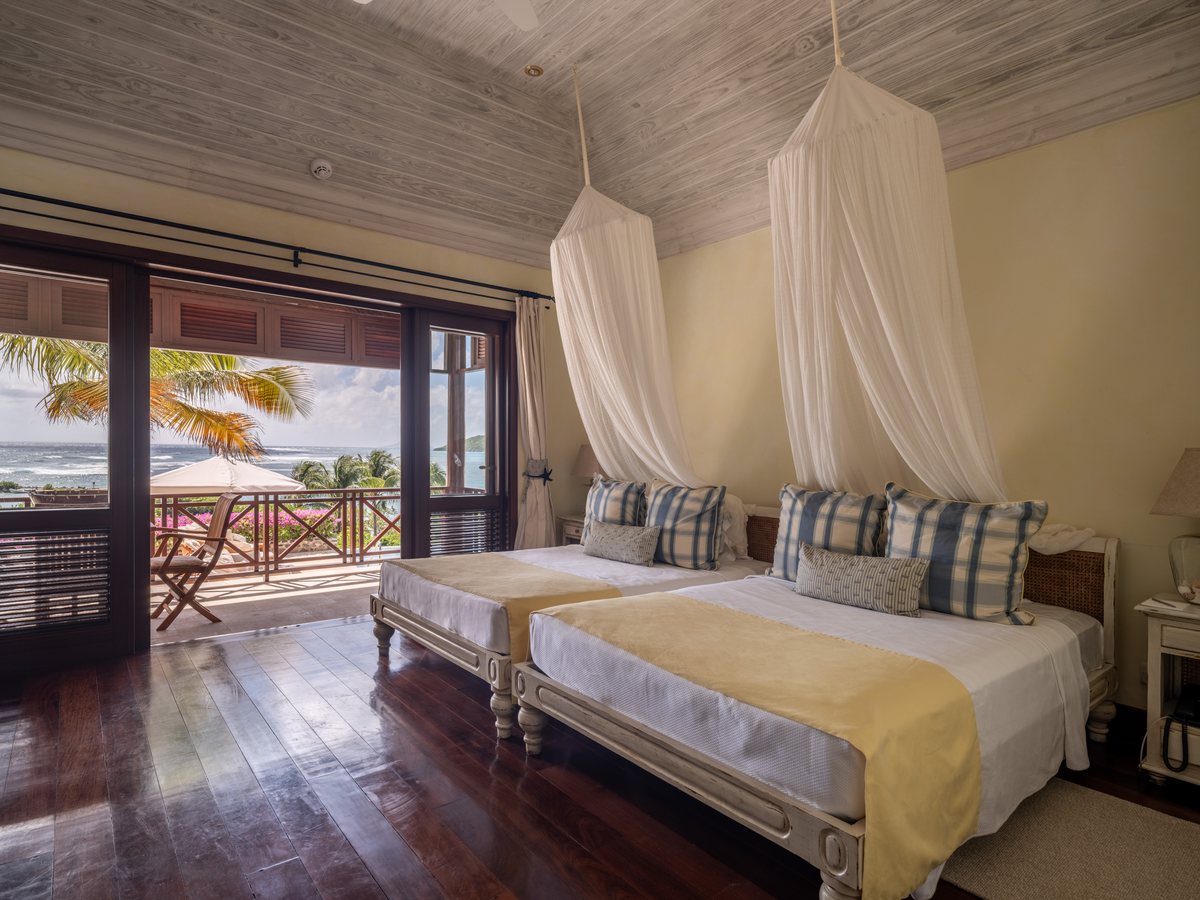 Big Blue Ocean, a twin bedroom