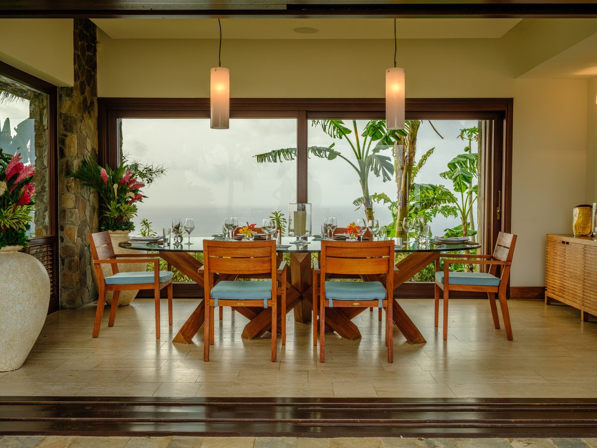Il Sogno, loungers along the pool terrace