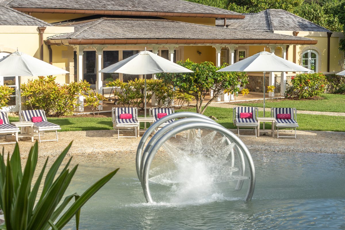 The pool with its water arches