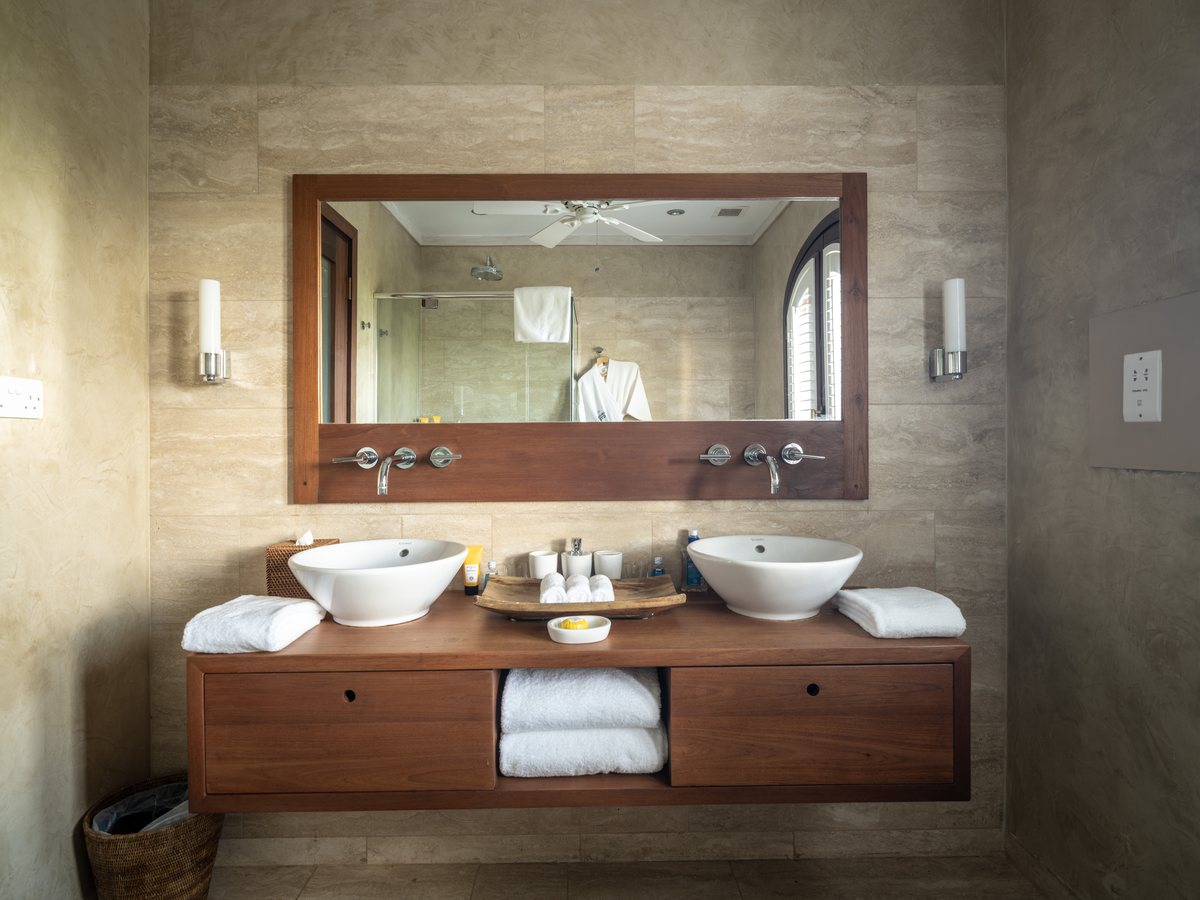 Little Blue Ocean, a bathroom