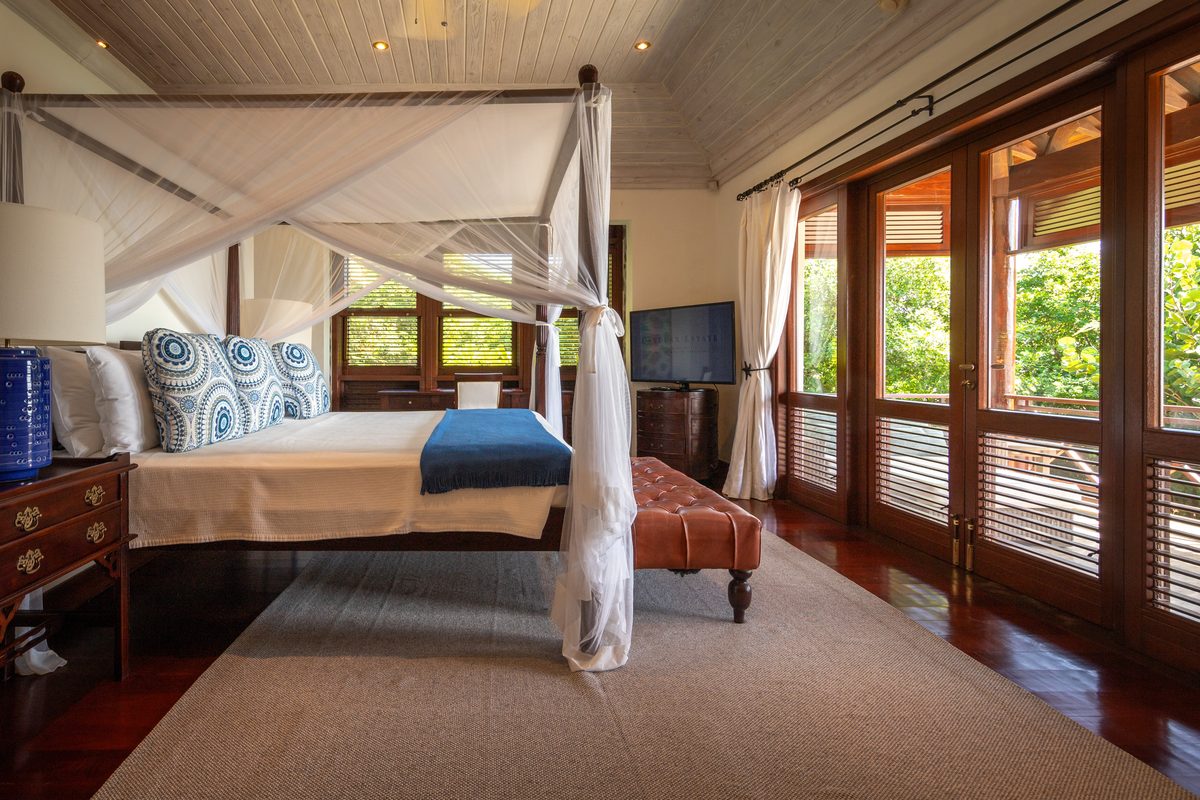 Maison Tranquille, a bedroom with a four-poster bed