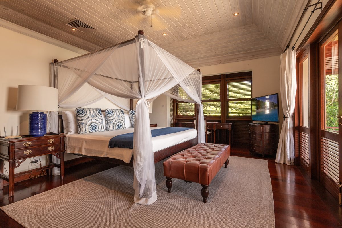 Maison Tranquille, a bedroom with a four-poster bed