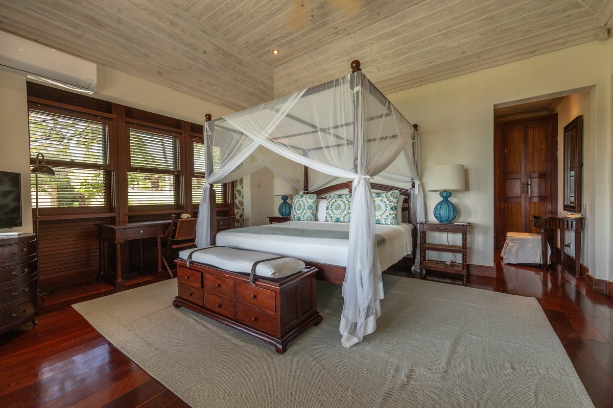 Maison Tranquille, a bedroom with a four-poster bed