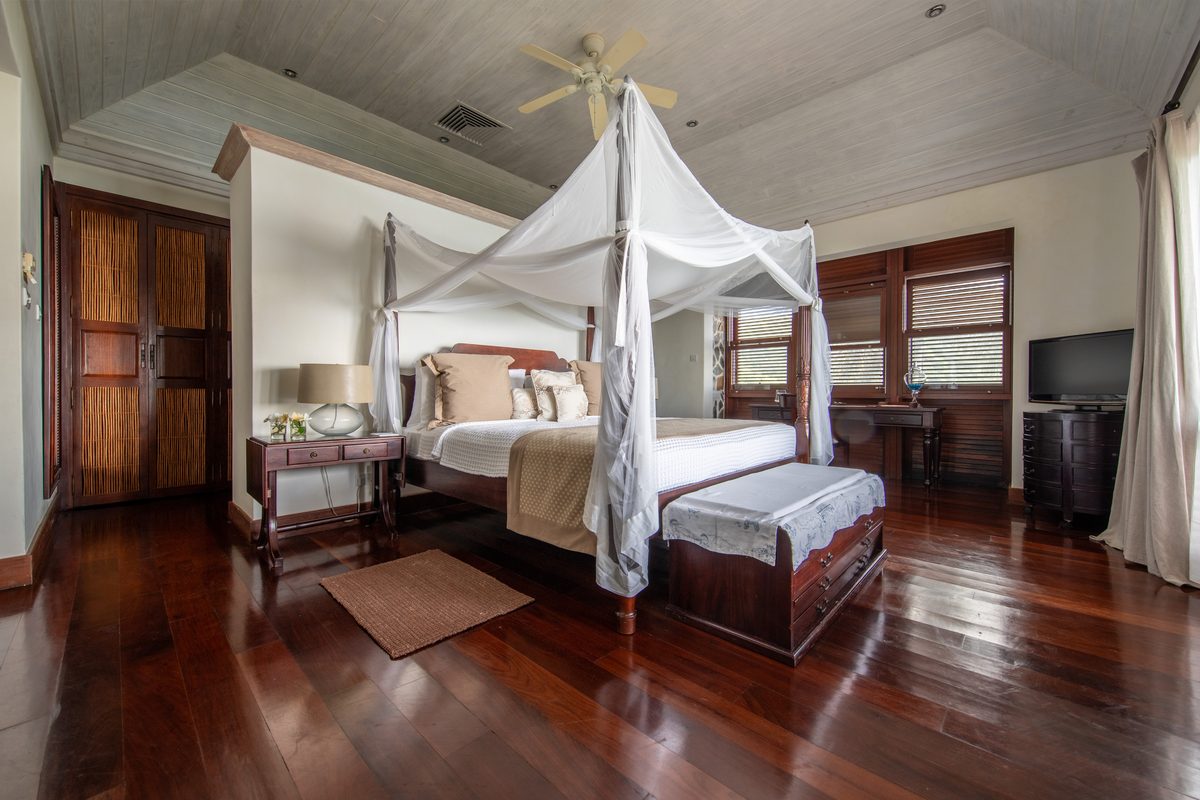 Silver Turtle, a bedroom with a four-poster bed
