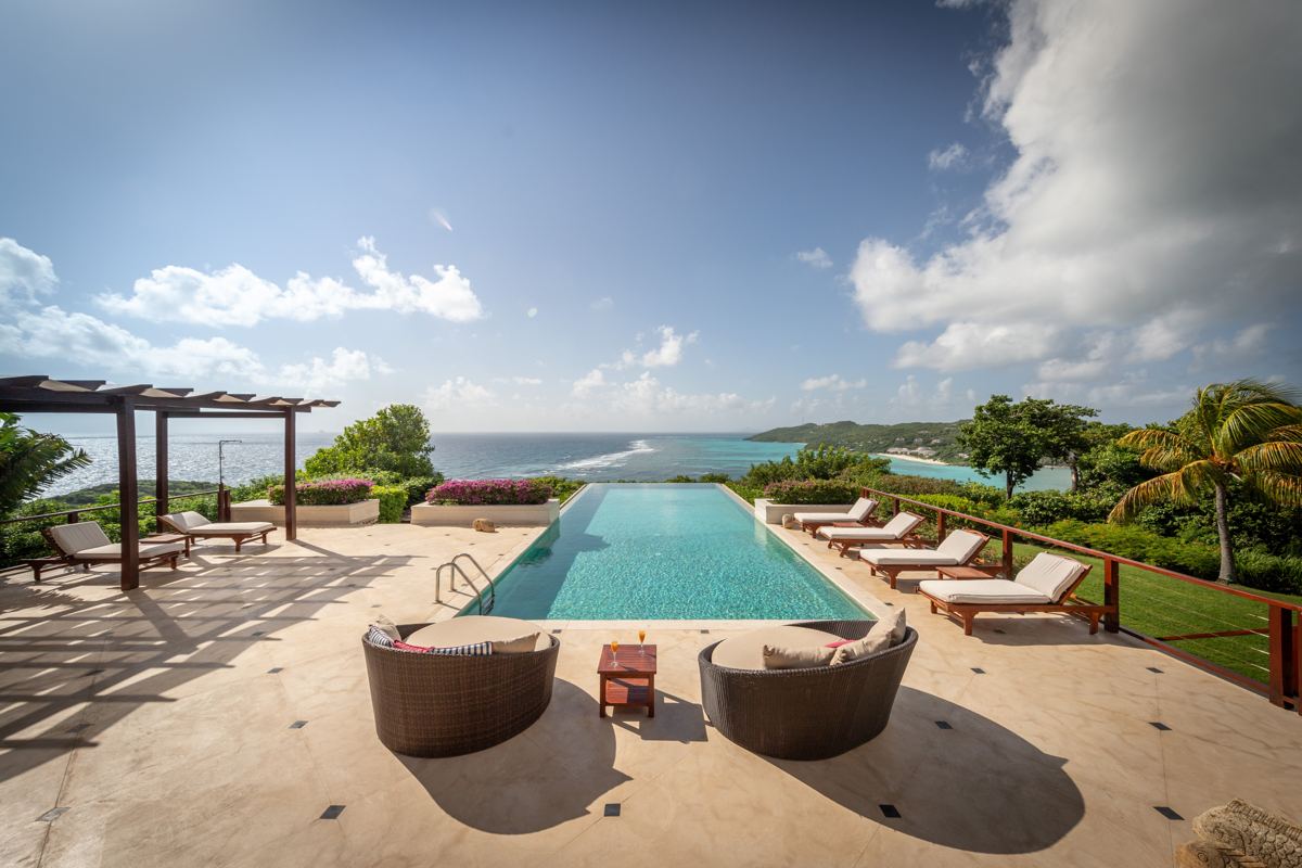 Silver Turtle, the pool and the view