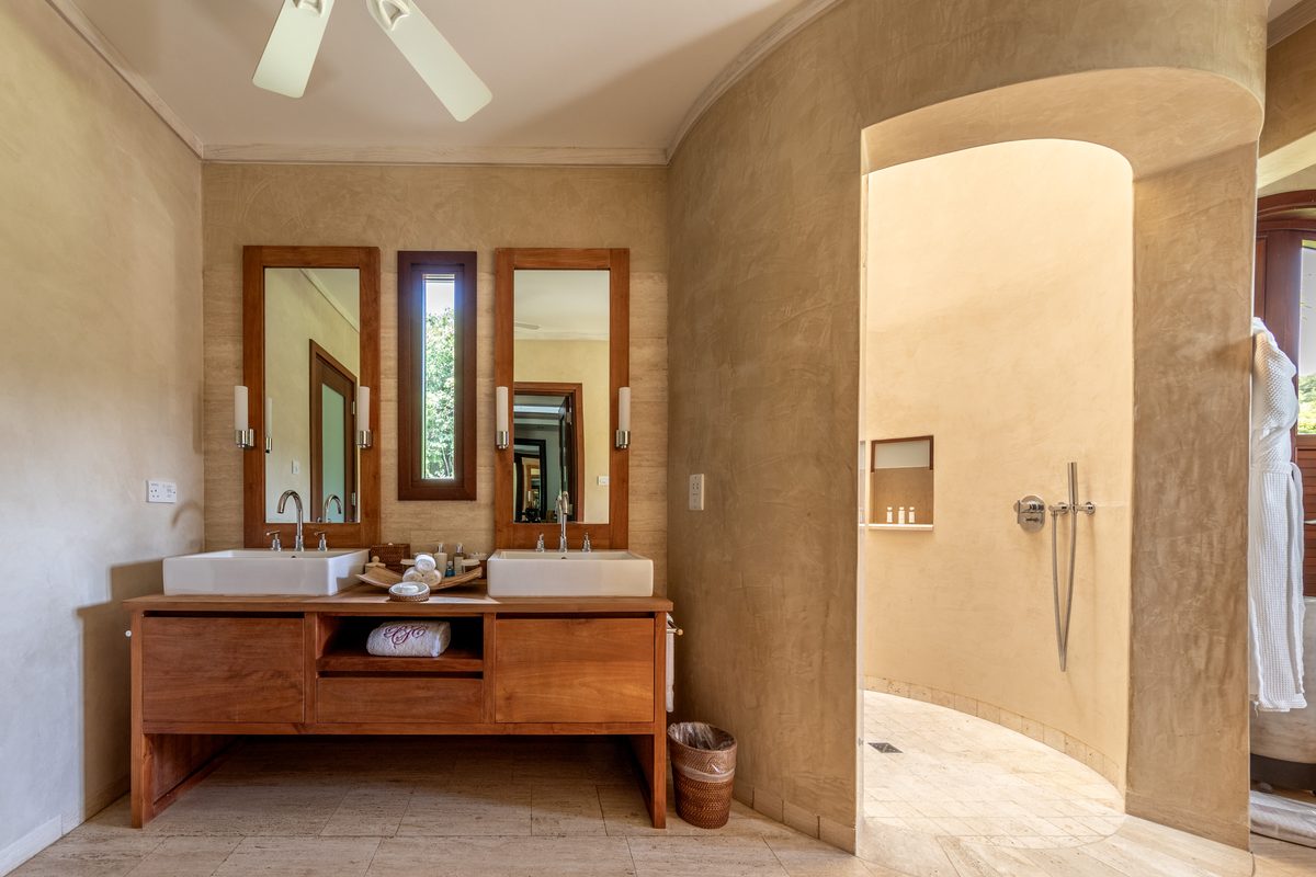 Silver Turtle, a bathroom with a walk-in shower