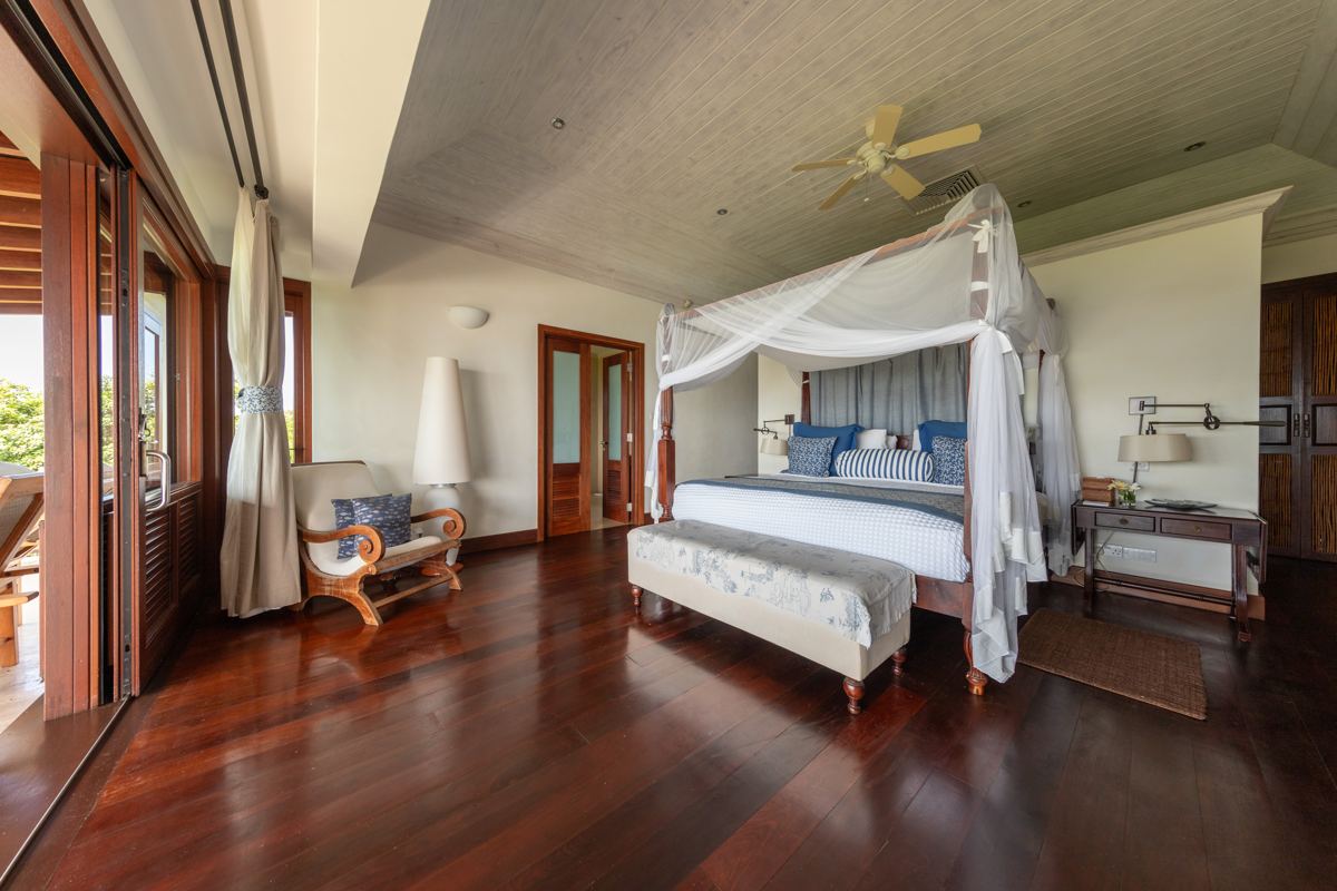 Silver Turtle, a bedroom with a four-poster bed
