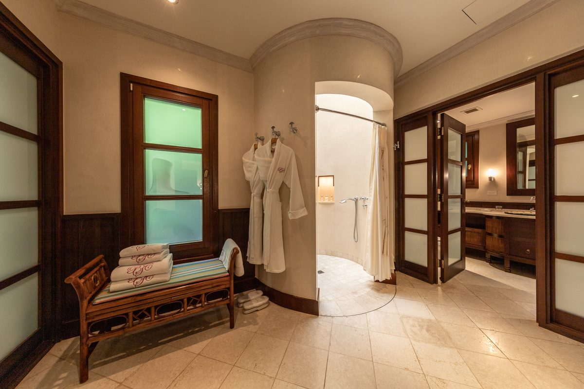Villa Ritz, a dressing room and bathroom