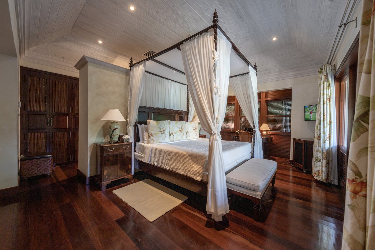 Villa Ritz, a bedroom with a four-poster bed