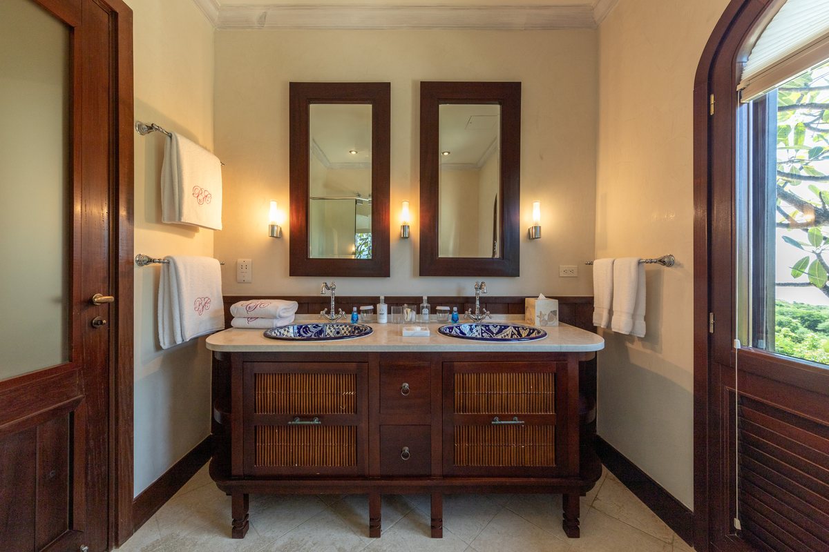 Villa Ritz, a bathroom